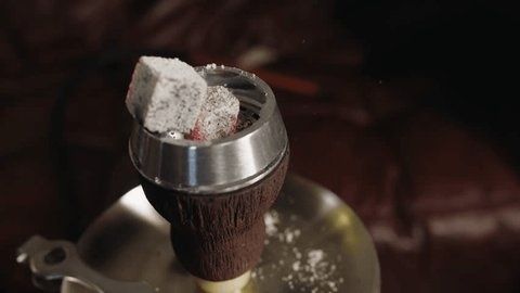Shisha-Kopf mit glühender Kohle in einem metallischen Hitzemanagement-Aufsatz