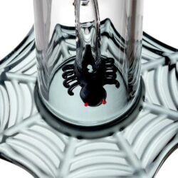 Glasbasis einer Wasserpfeife mit schwarzem Tauchrohr und rotem Ventil